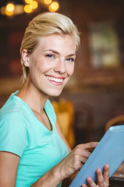 Vackra blonda använder Tablet PC: n — Stockfoto