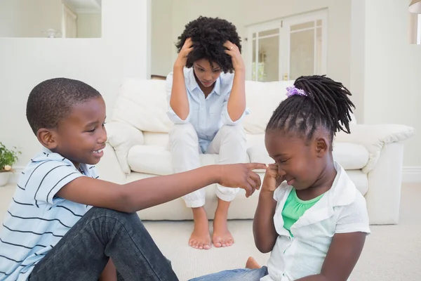 Frustrierte Mutter sieht Kindern beim Kampf zu — Stockfoto