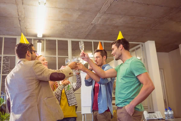 Mensen uit het bedrijfsleven een verjaardag vieren — Stockfoto