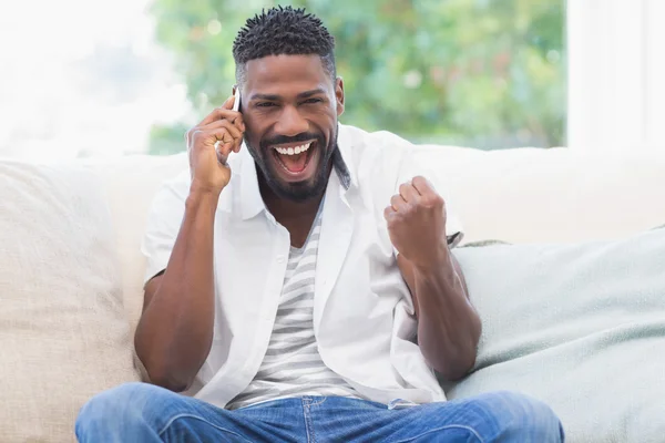 Glada mannen i telefon — Stockfoto
