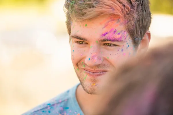 Junger Mann hat Spaß mit Puderfarbe — Stockfoto