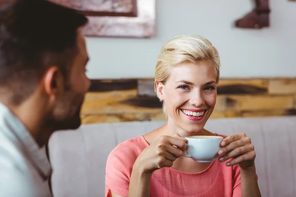 Par med kaffekopp sitter på soffan — Stockfoto