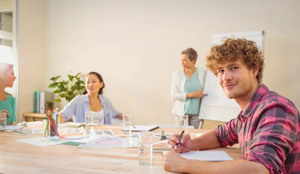 Een jonge ontwerper luisteren naar een conferentie — Stockfoto