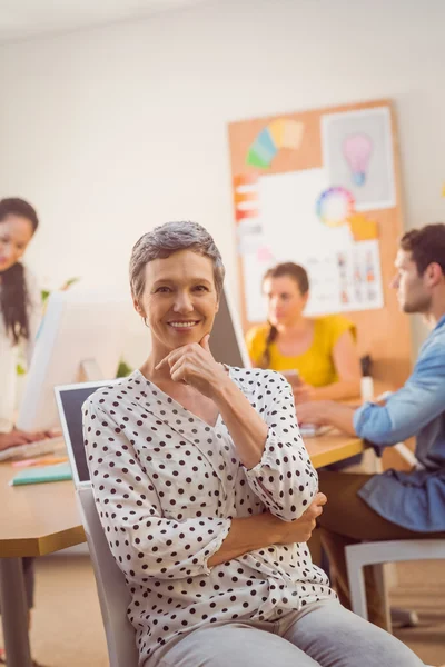 Glimlachende zakenvrouw kijken naar de camera — Stockfoto