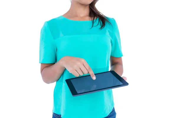 Bruna casuale utilizzando computer tablet — Foto Stock