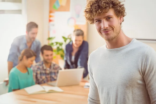 Porträt eines Mannes mit seinem Kollegen im Rücken — Stockfoto