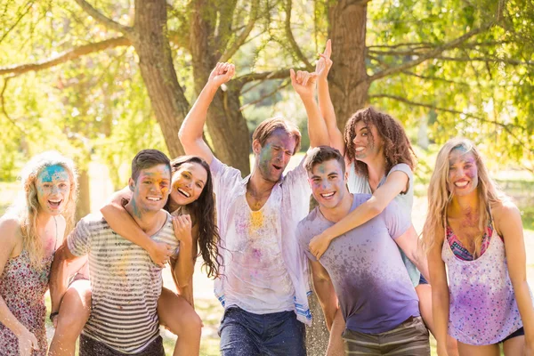 Jóvenes amigos se divierten con pintura en polvo —  Fotos de Stock