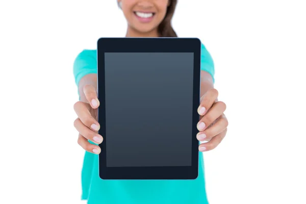 Casual weergegeven brunette: tablet pc — Stockfoto