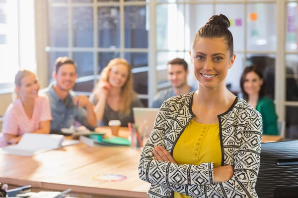 Glimlachende zakenvrouw met collega 's — Stockfoto