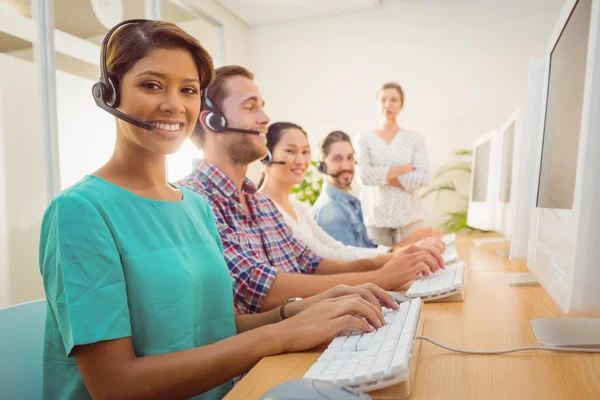 Callcenter agent arbetar under en manager kontroll — Stockfoto