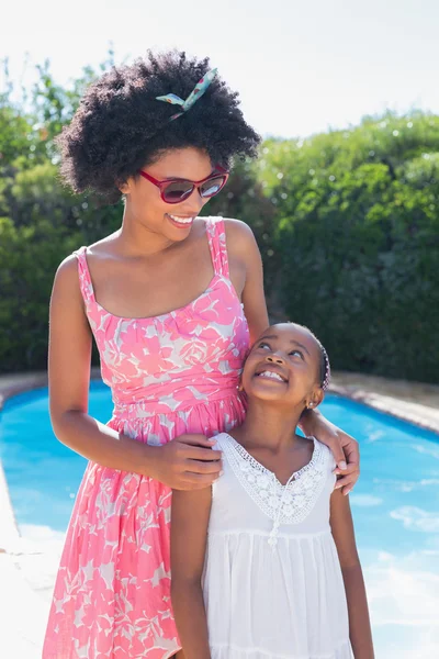 Feliz madre e hija sonriéndose mutuamente — Foto de Stock