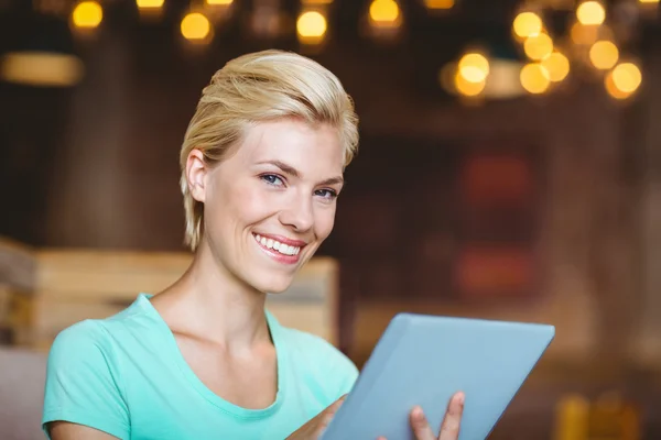 Vackra blonda använder Tablet PC: n — Stockfoto