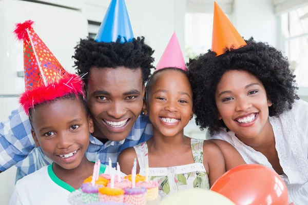 Lycklig familj firar födelsedag tillsammans — Stockfoto