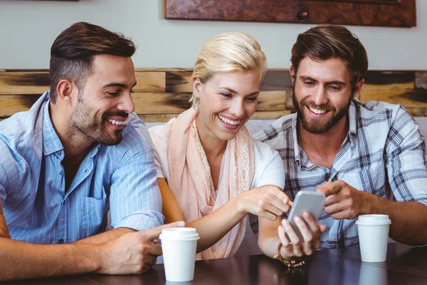 Geschäftsteam schaut aufs Smartphone — Stockfoto