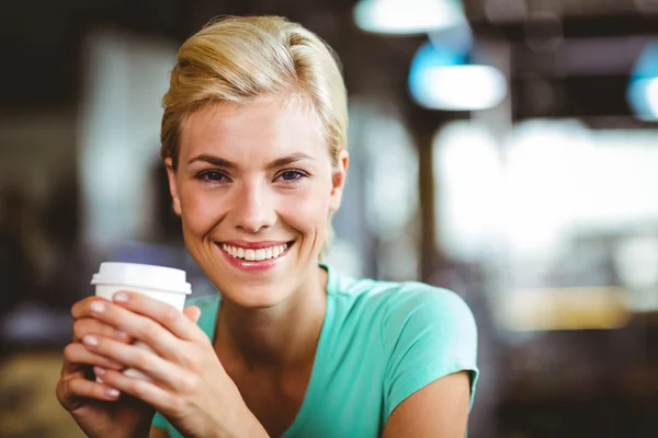 Güzel sarışın holding fincan kahve — Stok fotoğraf