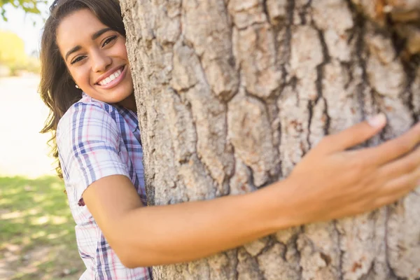 Jolie brune étreignant arbre — Photo