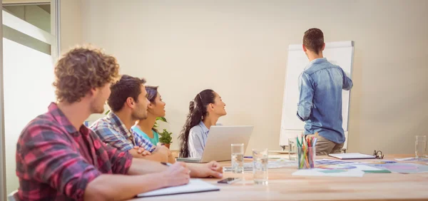 Casual zakenman presentatie geeft aan zijn collega 's — Stockfoto