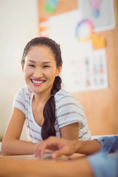 Leende ung affärskvinna tittar på kameran — Stockfoto