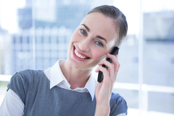 微笑在电话上交谈的女商人 — 图库照片