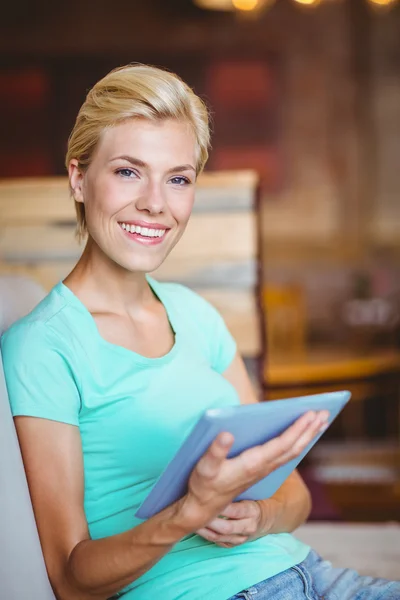 Mooie blonde met behulp van tablet pc — Stockfoto