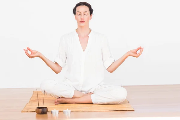 Una donna in posizione di meditazione — Foto Stock