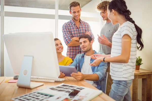 Kreatives Geschäftsteam diskutiert über ein Tablet — Stockfoto