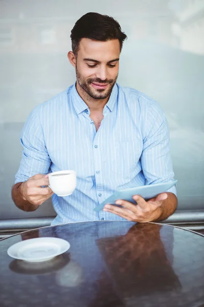 Χαμογελαστός επιχειρηματίας χρησιμοποιώντας ένα tablet — Φωτογραφία Αρχείου