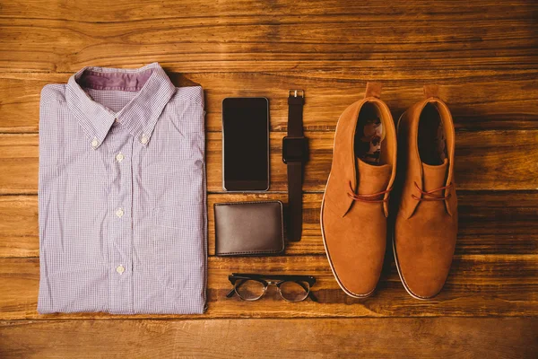 Shirt schoenen glazen naast portemonnee en smartphone — Stockfoto