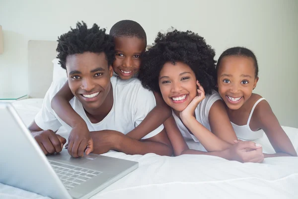 Gelukkige familie samen met behulp van de laptop — Stockfoto