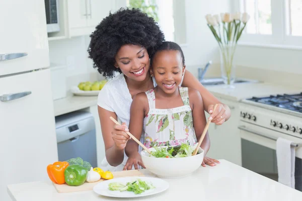 Moeder en dochter maken samen een salade — Stockfoto