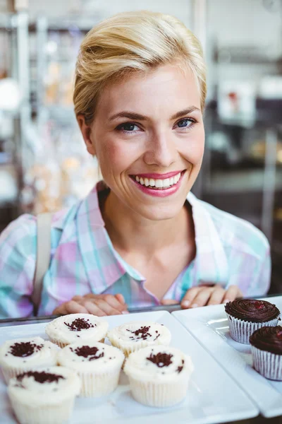 Mujer bonita mirando tortas de taza — Foto de Stock