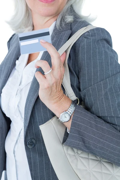 Empresária mostrando seu cartão de crédito — Fotografia de Stock