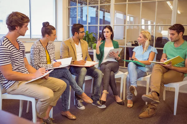 Pessoas de negócios criativos atentos em reunião — Fotografia de Stock