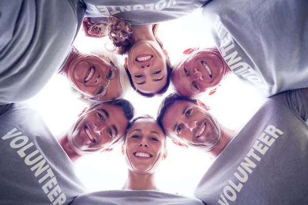 카메라에서 아래를 내려다 보면서 행복 한 자원 봉사 가족 — 스톡 사진