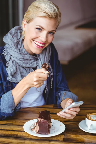 Blondine genießt ein Stück Schokoladenkuchen — Stockfoto