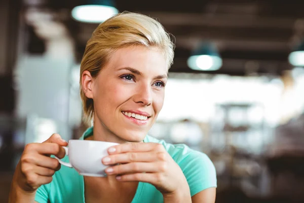 Bonita loira segurando xícara de café — Fotografia de Stock