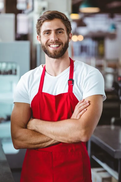 Kameraya gülümseyen yakışıklı barista — Stok fotoğraf