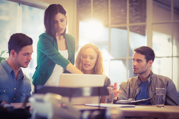 Groep van jonge collega's met behulp van laptop — Stockfoto