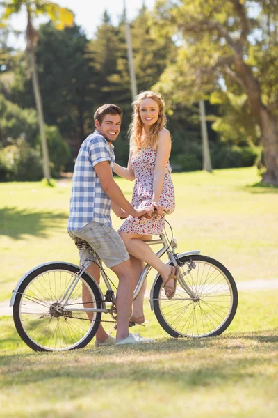Kameraya bakarak bisiklete binen genç Çift — Stok fotoğraf