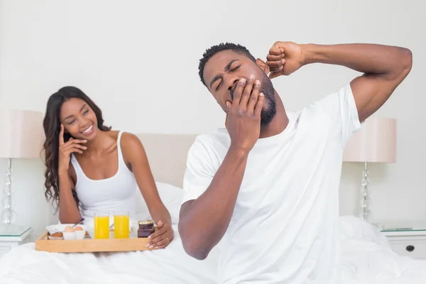 Couple détendu prenant le petit déjeuner au lit ensemble — Photo