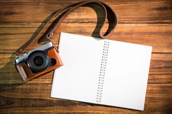 Not etmek yanında bir güzel kahverengi moda fotoğraf makinesi — Stok fotoğraf