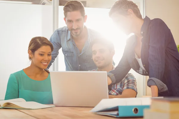 Kollegen nutzen Laptop im Büro — Stockfoto