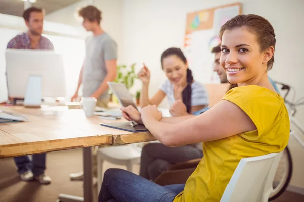 Sonriente joven empresaria en una reunión — Foto de Stock