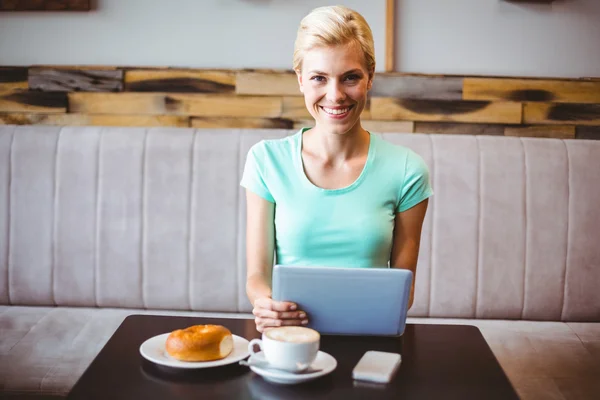 Hübsche Blondine mit Laptop — Stockfoto