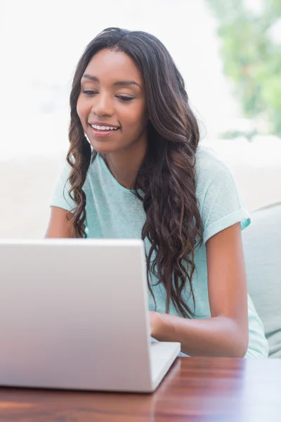 Donna felice utilizzando il suo computer portatile — Foto Stock