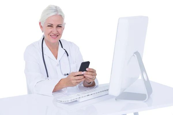 Doctor working on her computer — Stock Photo, Image