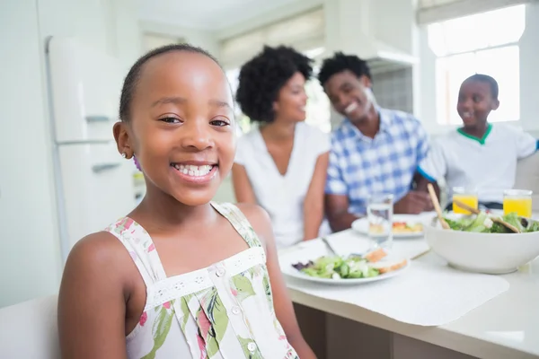 Glückliche Familie setzt sich zum gemeinsamen Abendessen zusammen — Stockfoto