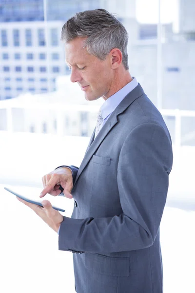 Üzletember kezében egy tabletta — Stock Fotó