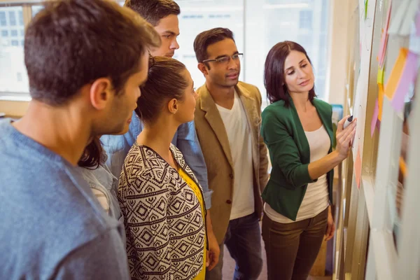 Glückliches Geschäftsteam bei einem Meeting — Stockfoto