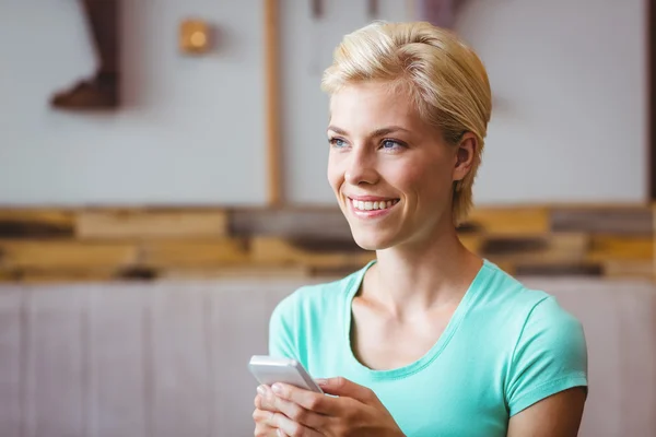 Pretty blonde woman using her smartphone — Stock Photo, Image